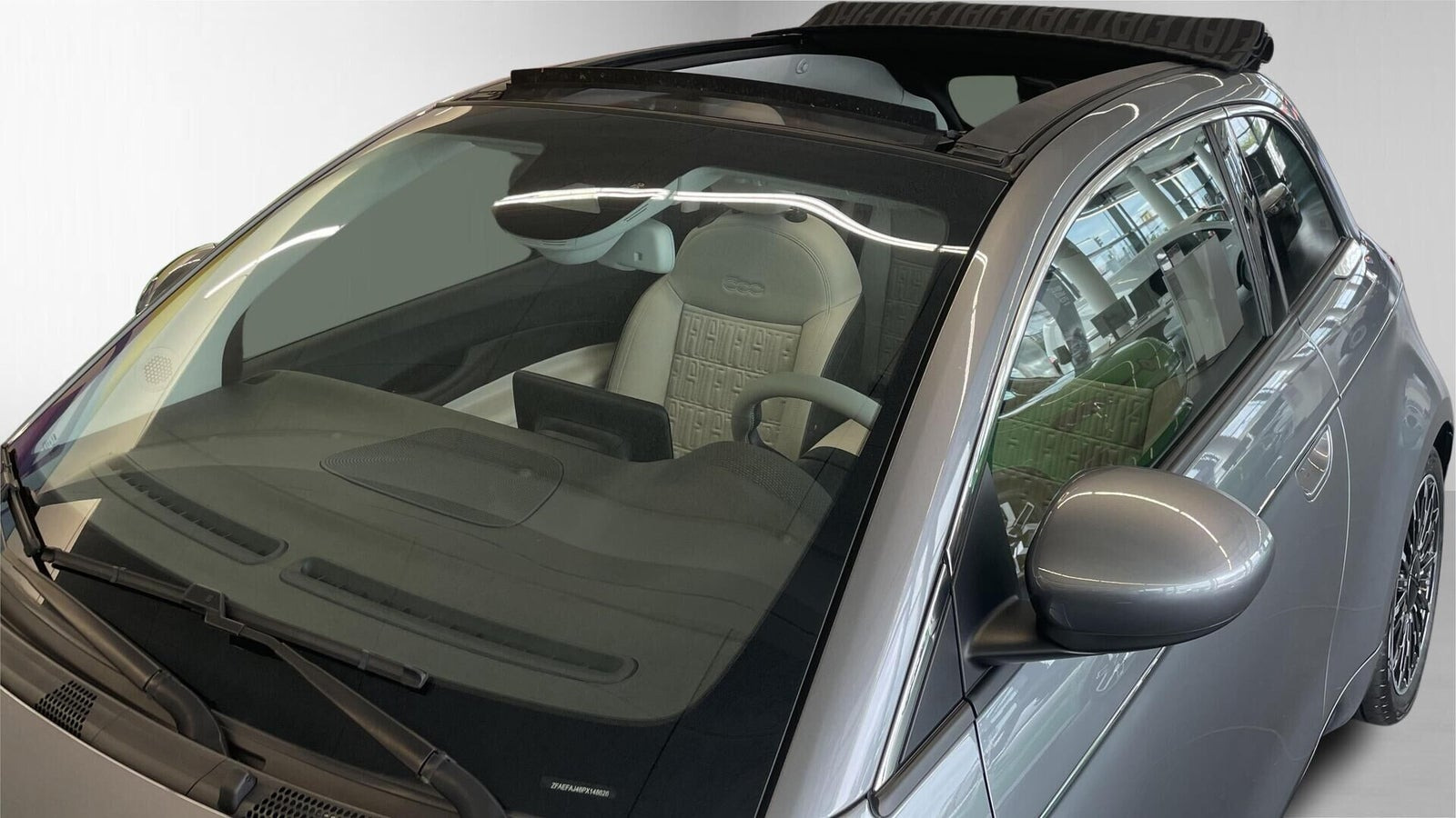 Grå Fiat 500e fra 2023