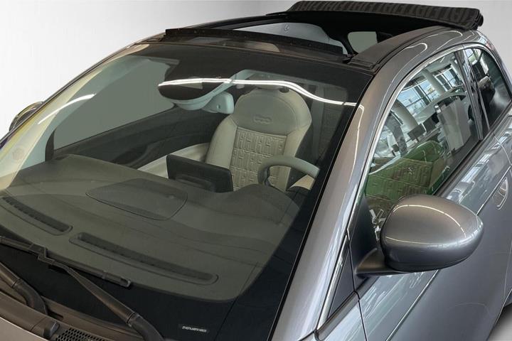 Grå Fiat 500e fra 2023