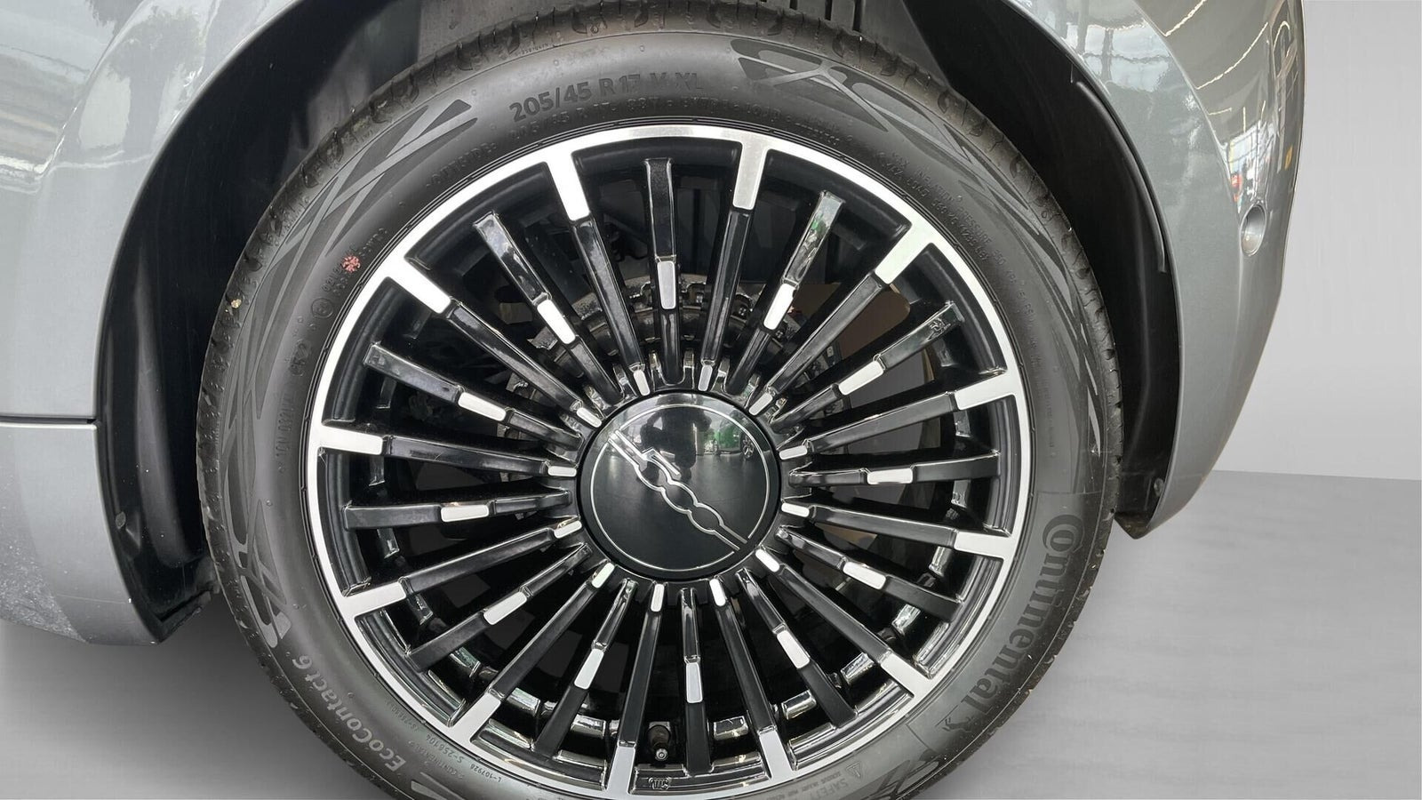 Grå Fiat 500e fra 2023