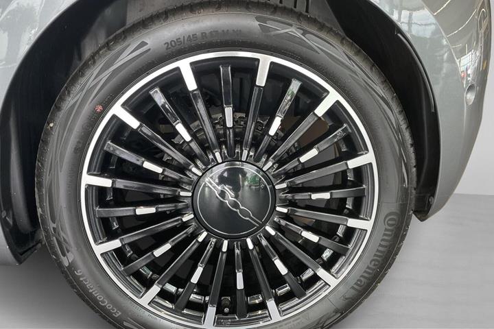 Grå Fiat 500e fra 2023