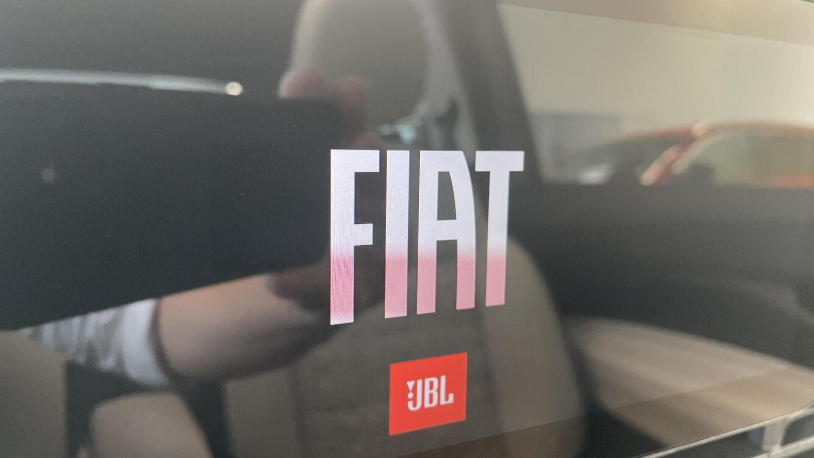 Grå Fiat 500e fra 2023