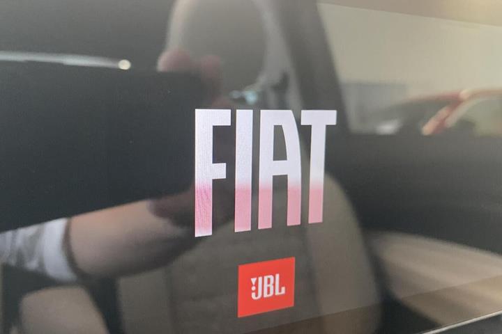Grå Fiat 500e fra 2023