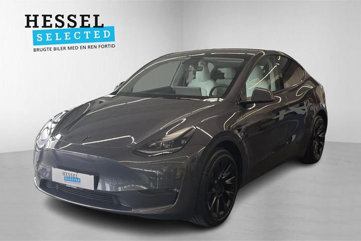 Grå Tesla Model Y fra 2023