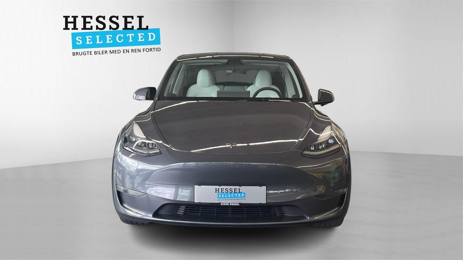 Grå Tesla Model Y fra 2023