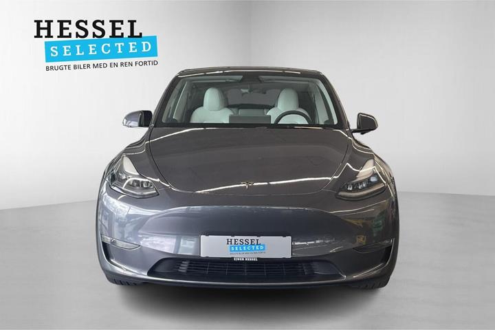 Grå Tesla Model Y fra 2023