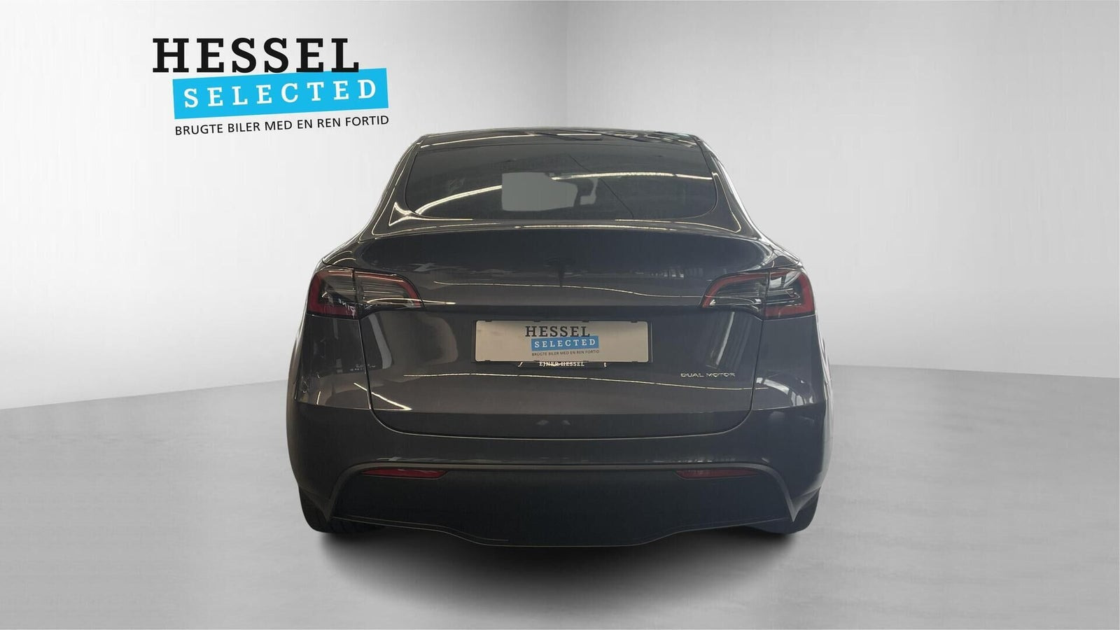 Grå Tesla Model Y fra 2023