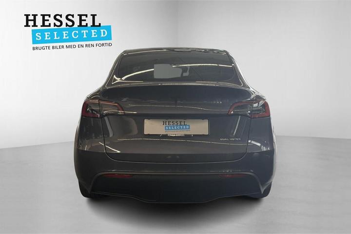 Grå Tesla Model Y fra 2023