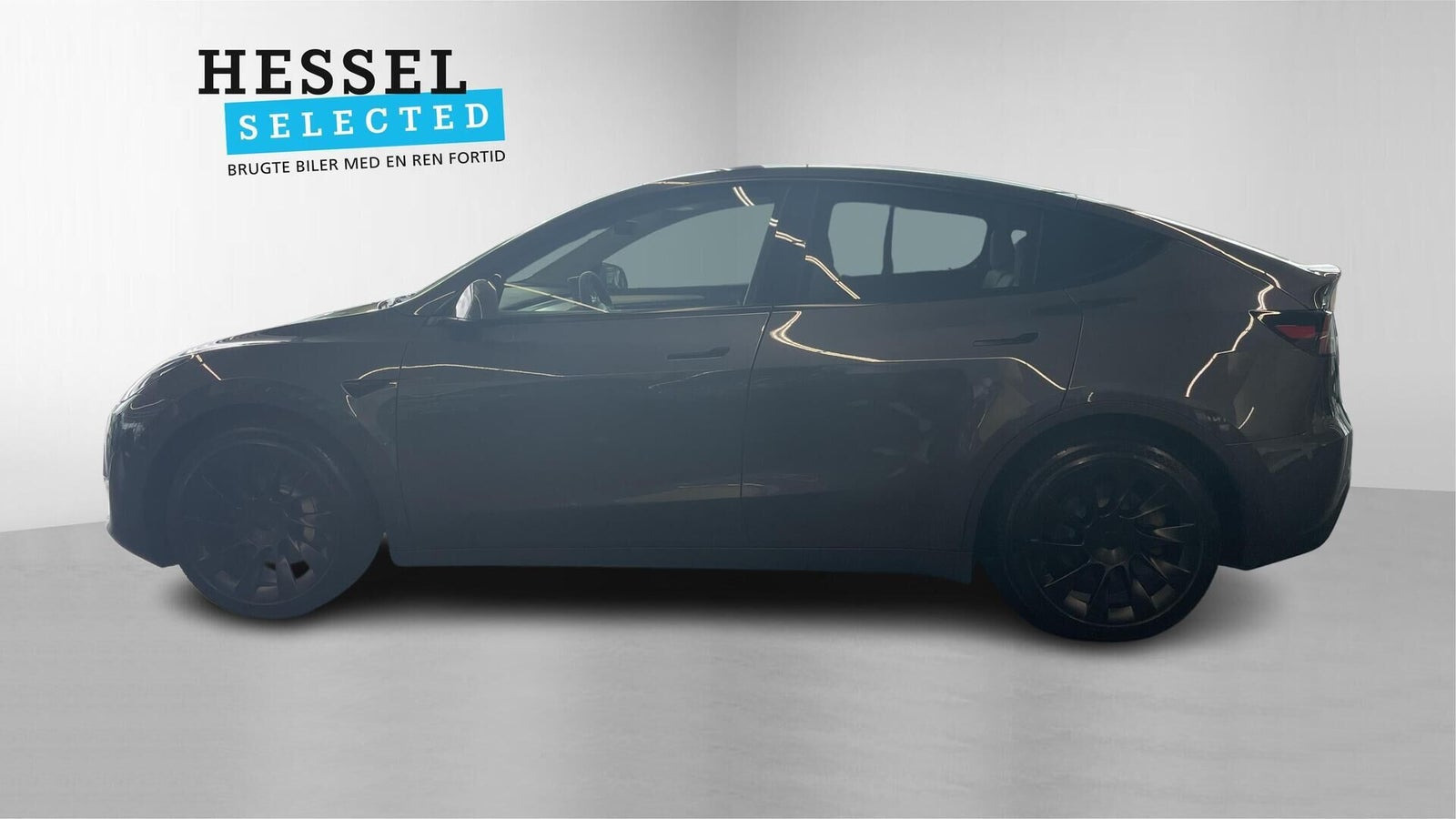 Grå Tesla Model Y fra 2023