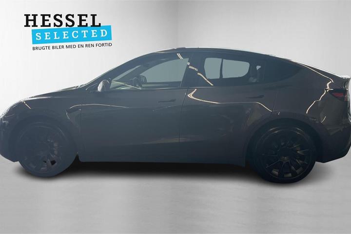 Grå Tesla Model Y fra 2023