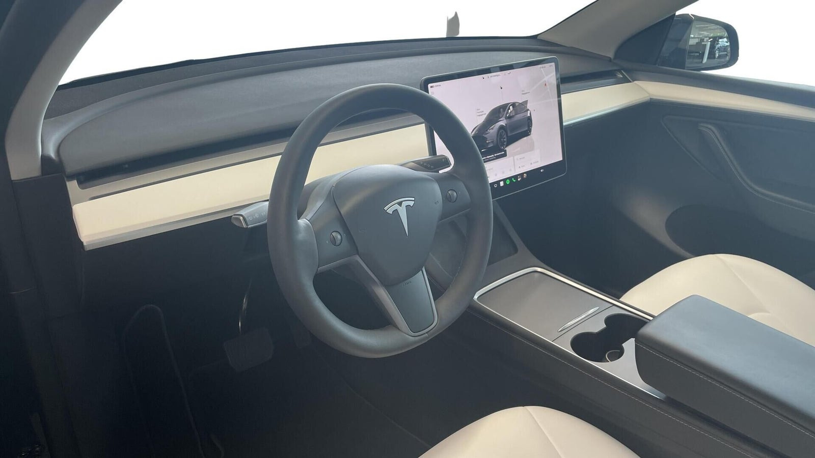 Grå Tesla Model Y fra 2023
