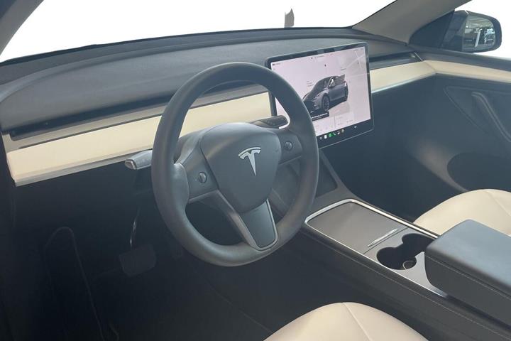 Grå Tesla Model Y fra 2023
