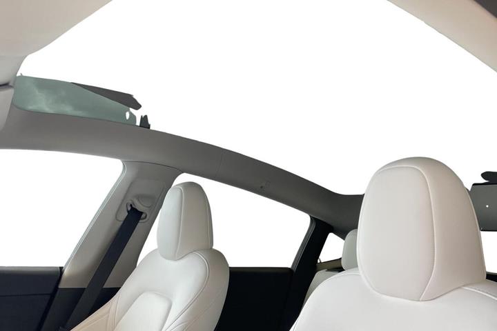 Grå Tesla Model Y fra 2023