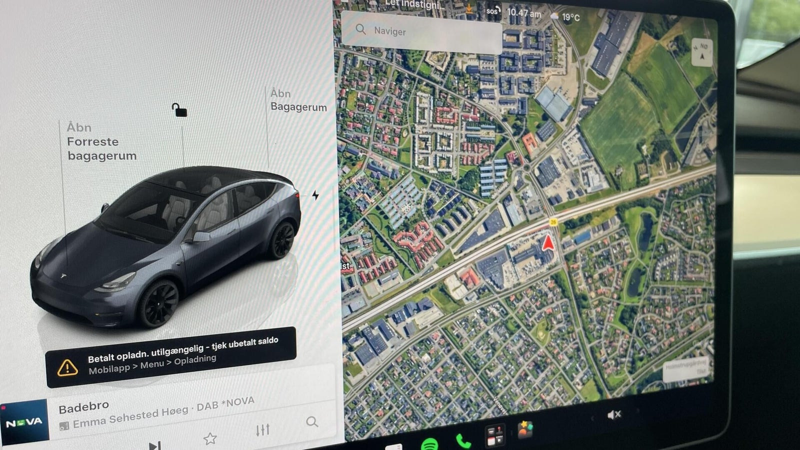 Grå Tesla Model Y fra 2023