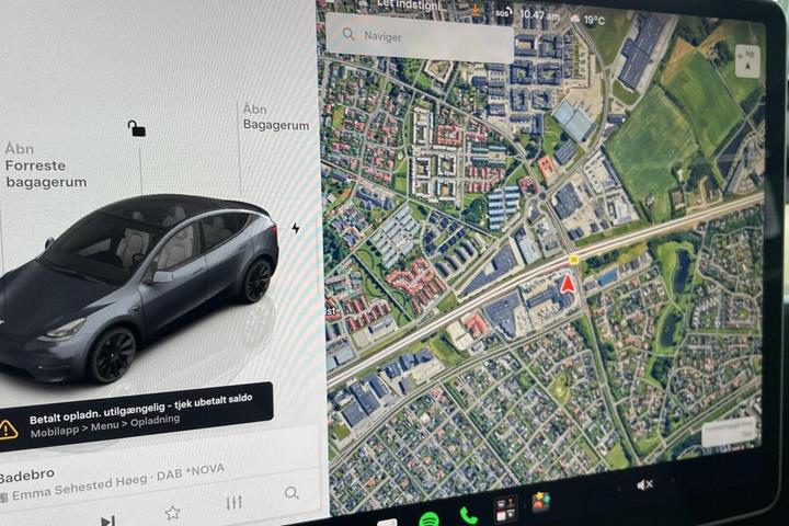 Grå Tesla Model Y fra 2023