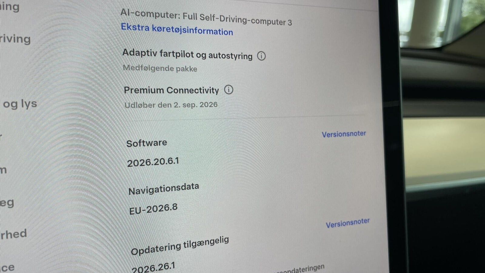 Grå Tesla Model Y fra 2023