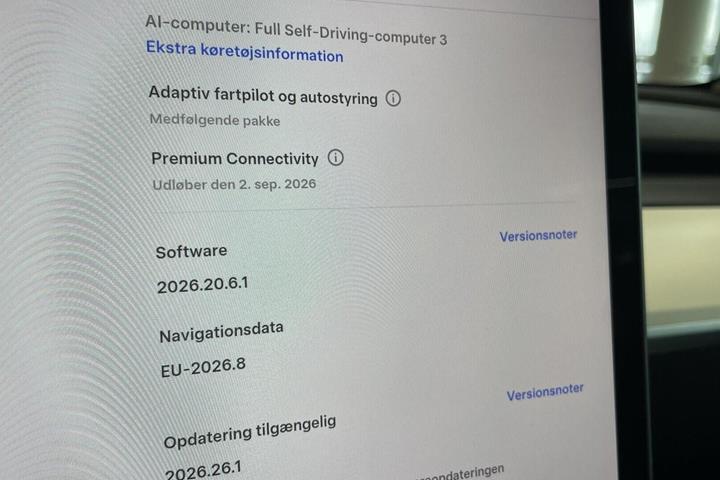 Grå Tesla Model Y fra 2023