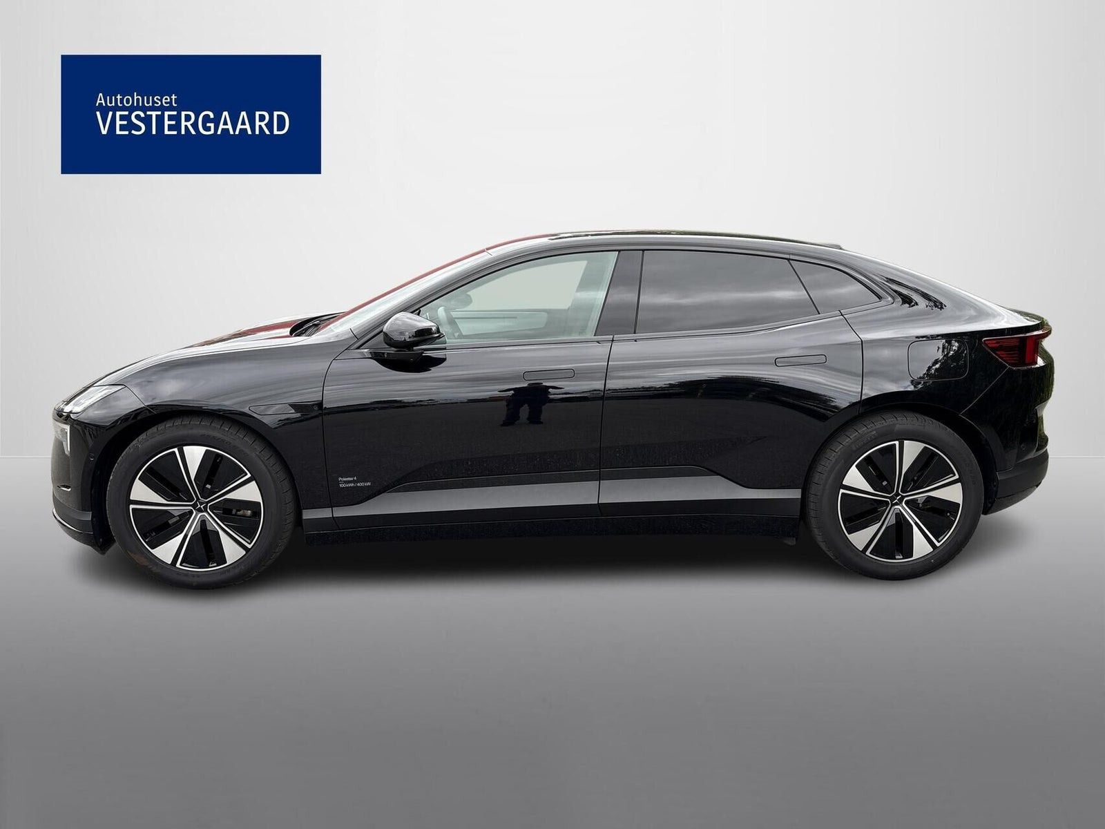 Sort Polestar 4 fra 2026