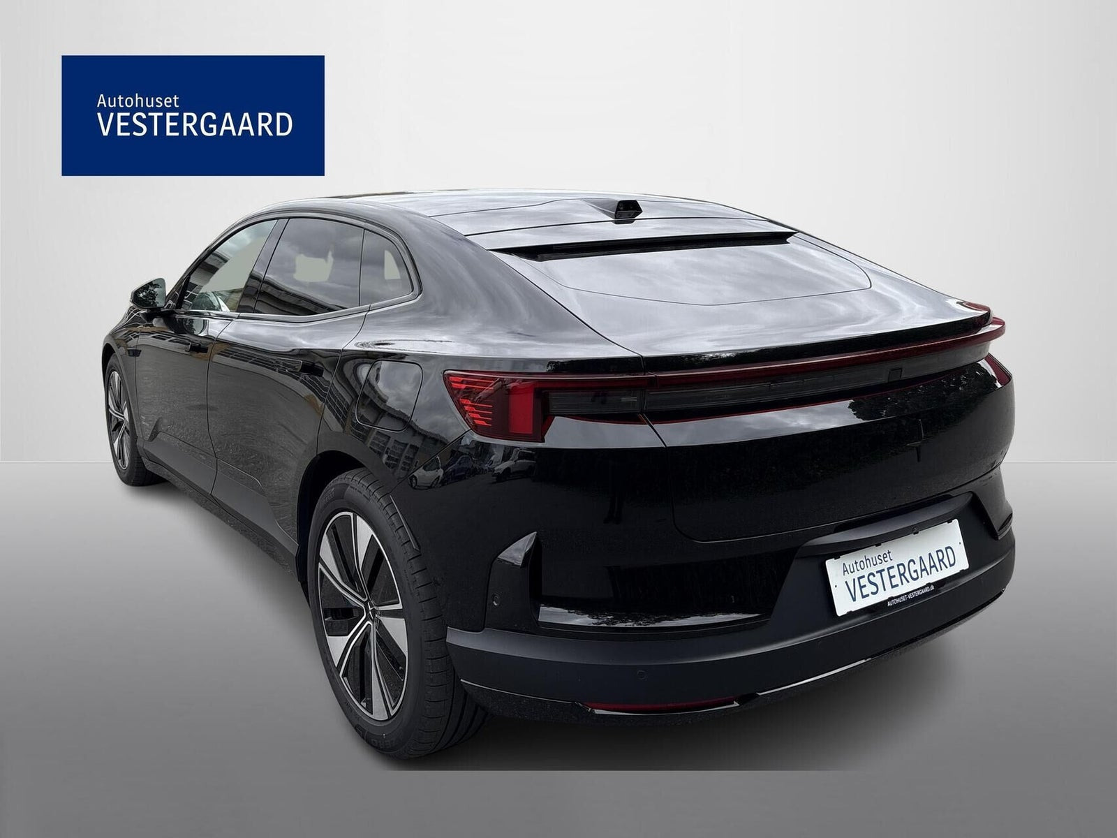 Sort Polestar 4 fra 2026