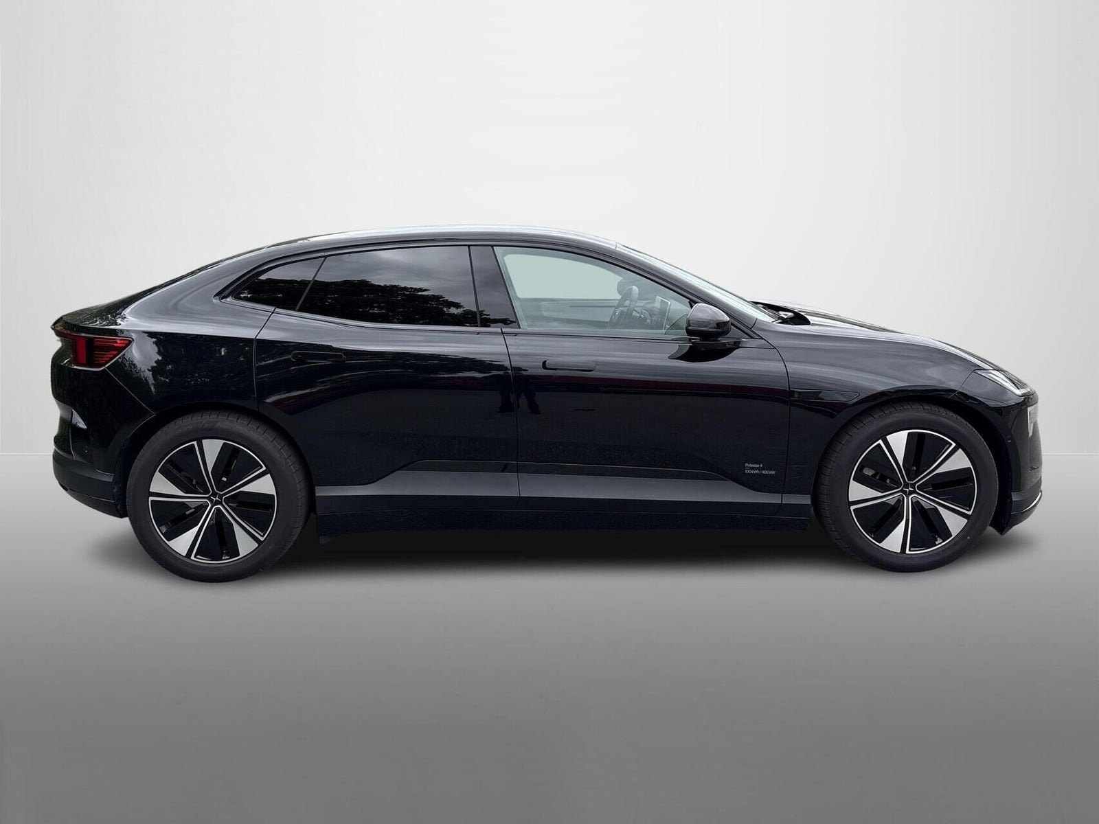 Sort Polestar 4 fra 2026
