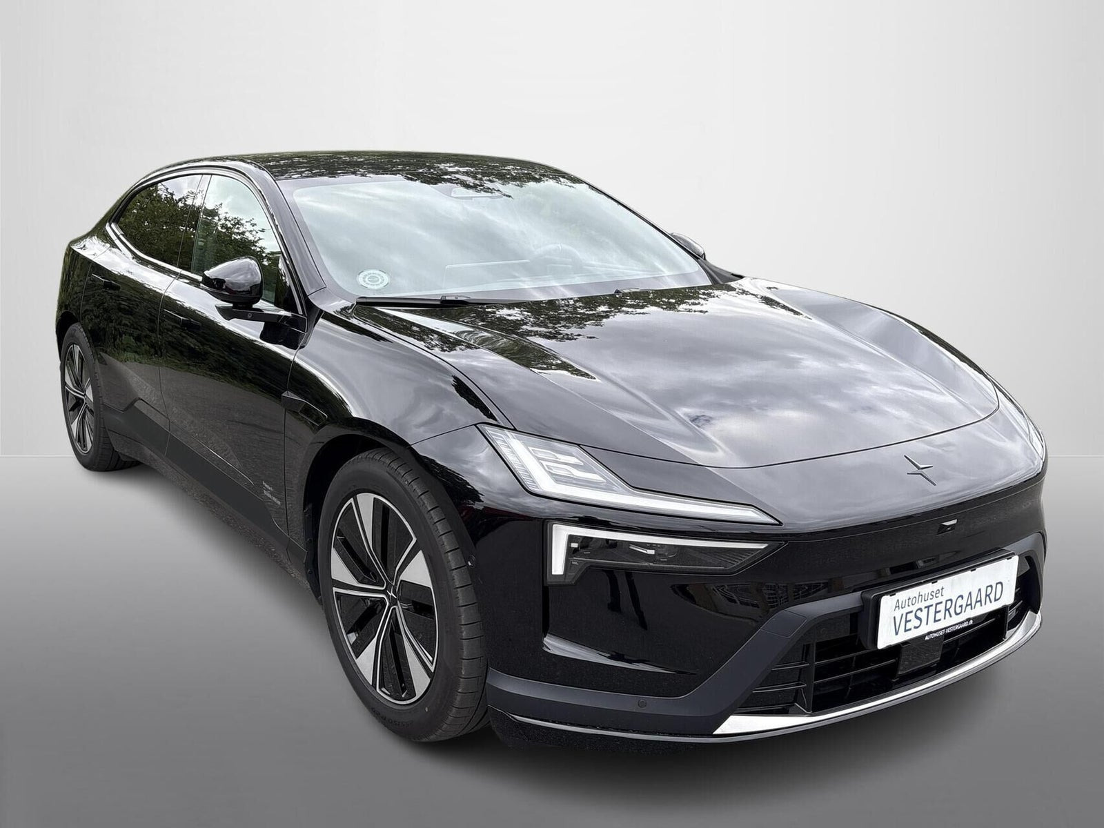 Sort Polestar 4 fra 2026