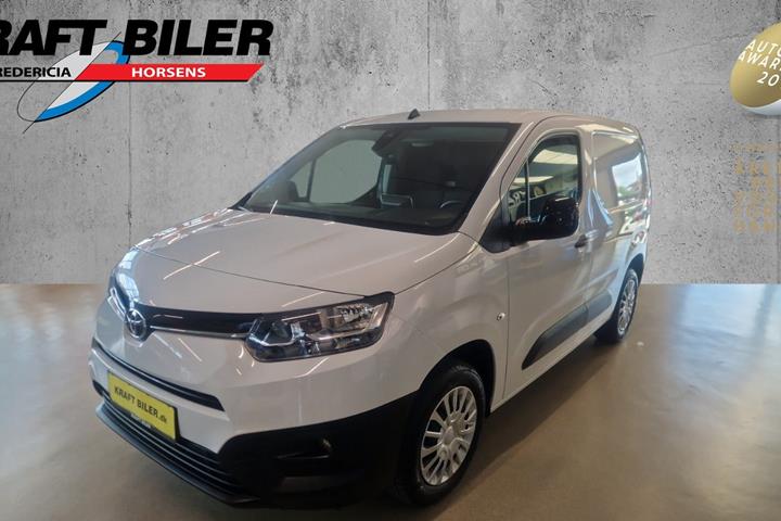 Hvid Toyota ProAce City fra 2022 set udefra