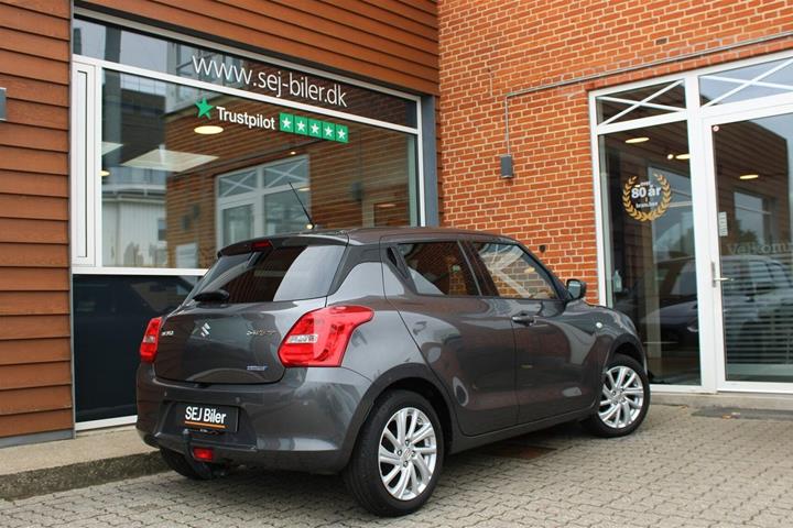 Grå Suzuki Swift fra 2021