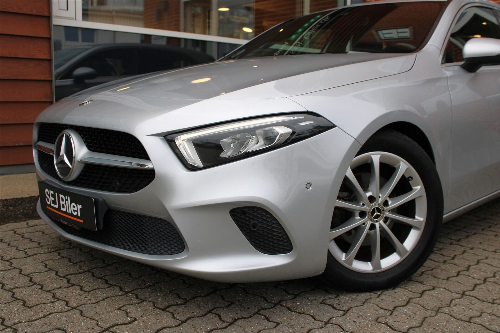 Grå Mercedes A180 d fra 2019