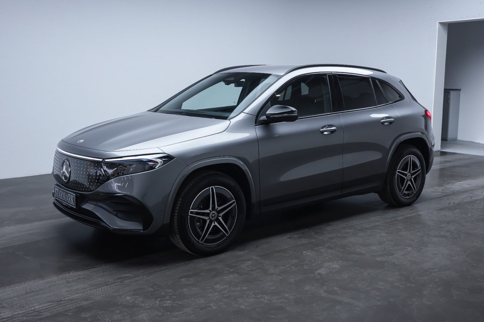 Grå Mercedes EQA250+ fra 2025