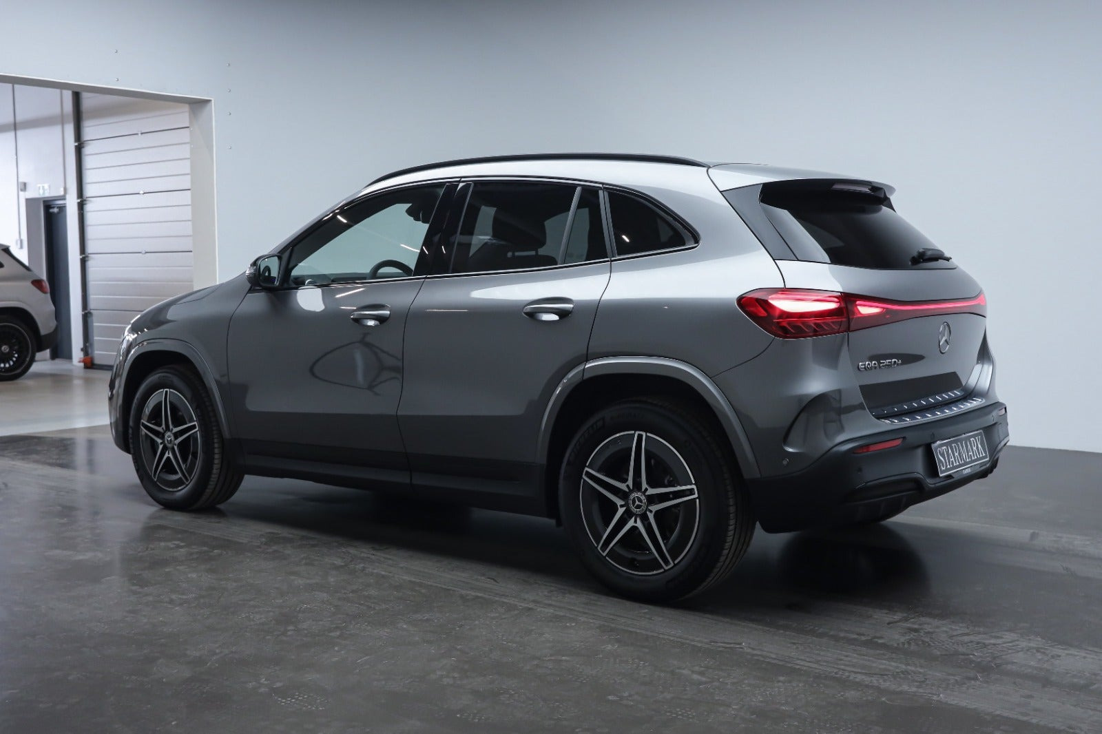 Grå Mercedes EQA250+ fra 2025