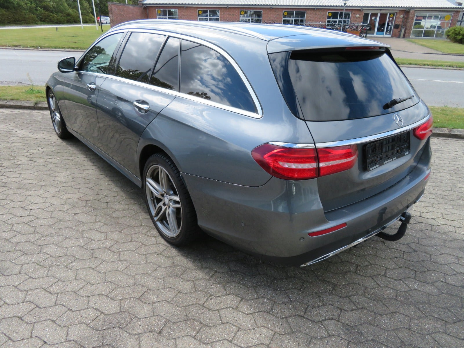 Grå Mercedes E220 d fra 2017