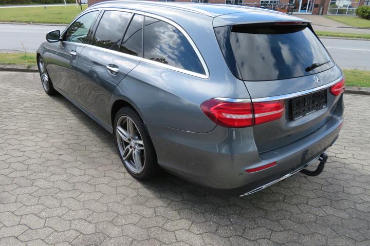 Grå Mercedes E220 d fra 2017