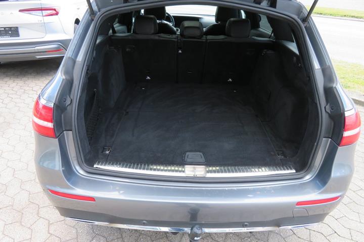 Grå Mercedes E220 d fra 2017