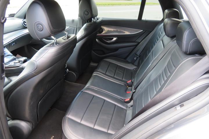Grå Mercedes E220 d fra 2017
