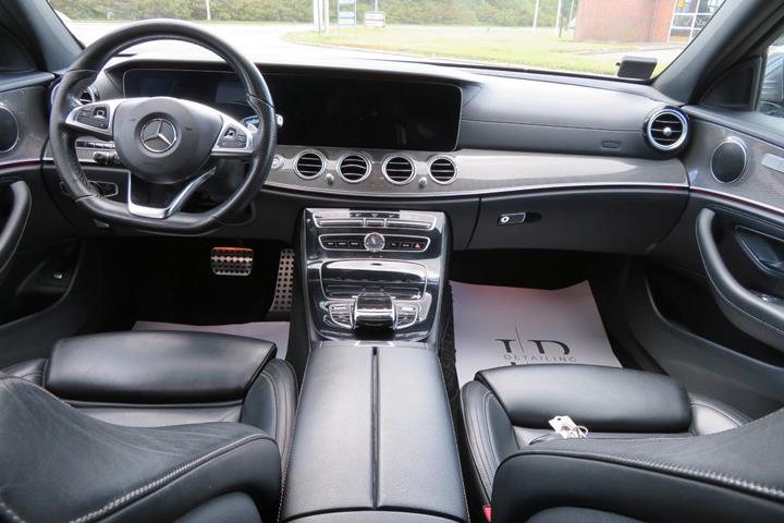 Grå Mercedes E220 d fra 2017