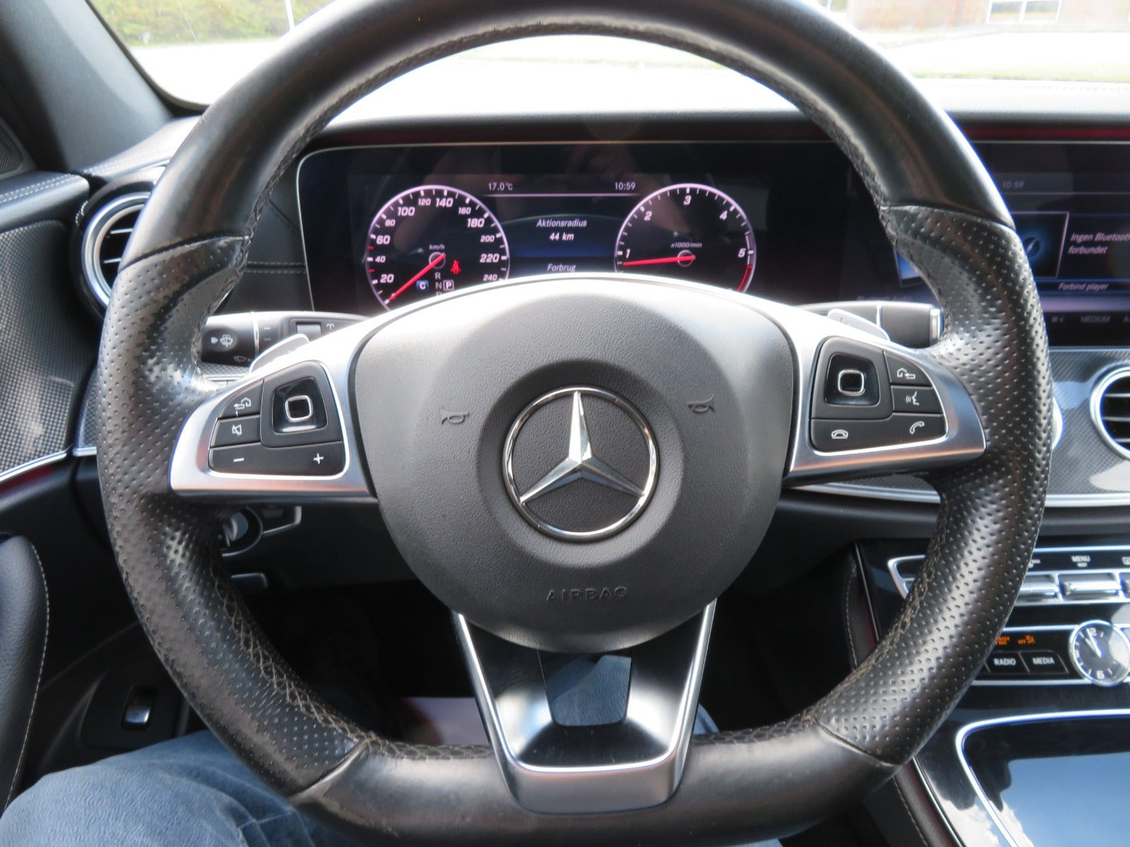 Grå Mercedes E220 d fra 2017