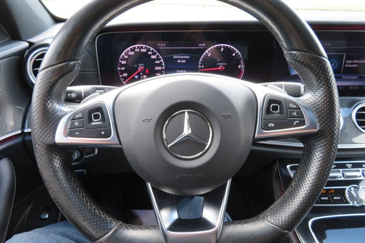 Grå Mercedes E220 d fra 2017
