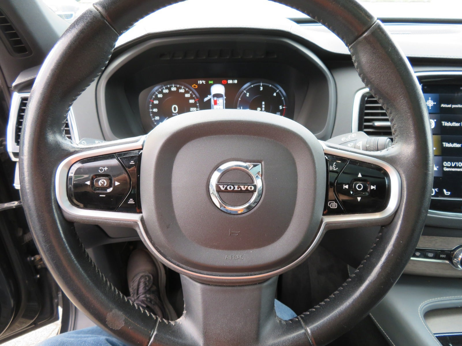 Grå Volvo XC90 fra 2021