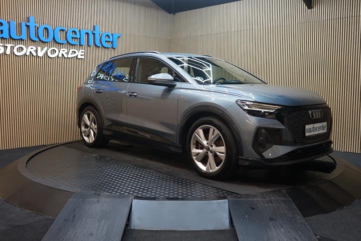 Blå Audi Q4 e-tron fra 2025 set udefra
