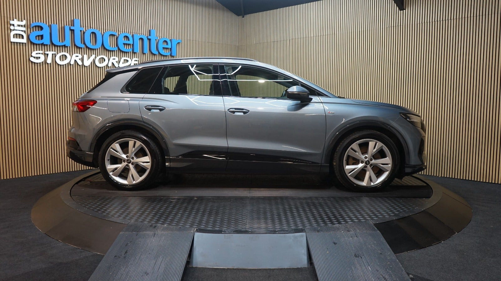 Blå Audi Q4 e-tron fra 2025