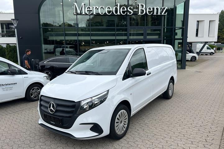 Hvid Mercedes Vito 114 fra 2024 set udefra