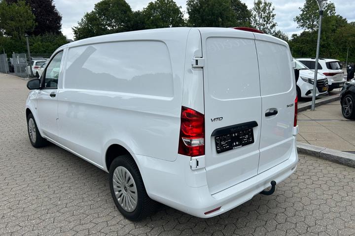 Hvid Mercedes Vito 114 fra 2024