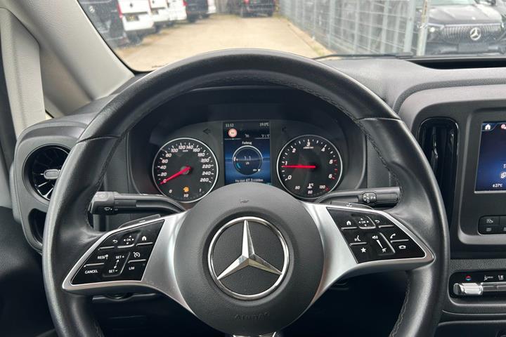 Hvid Mercedes Vito 114 fra 2024