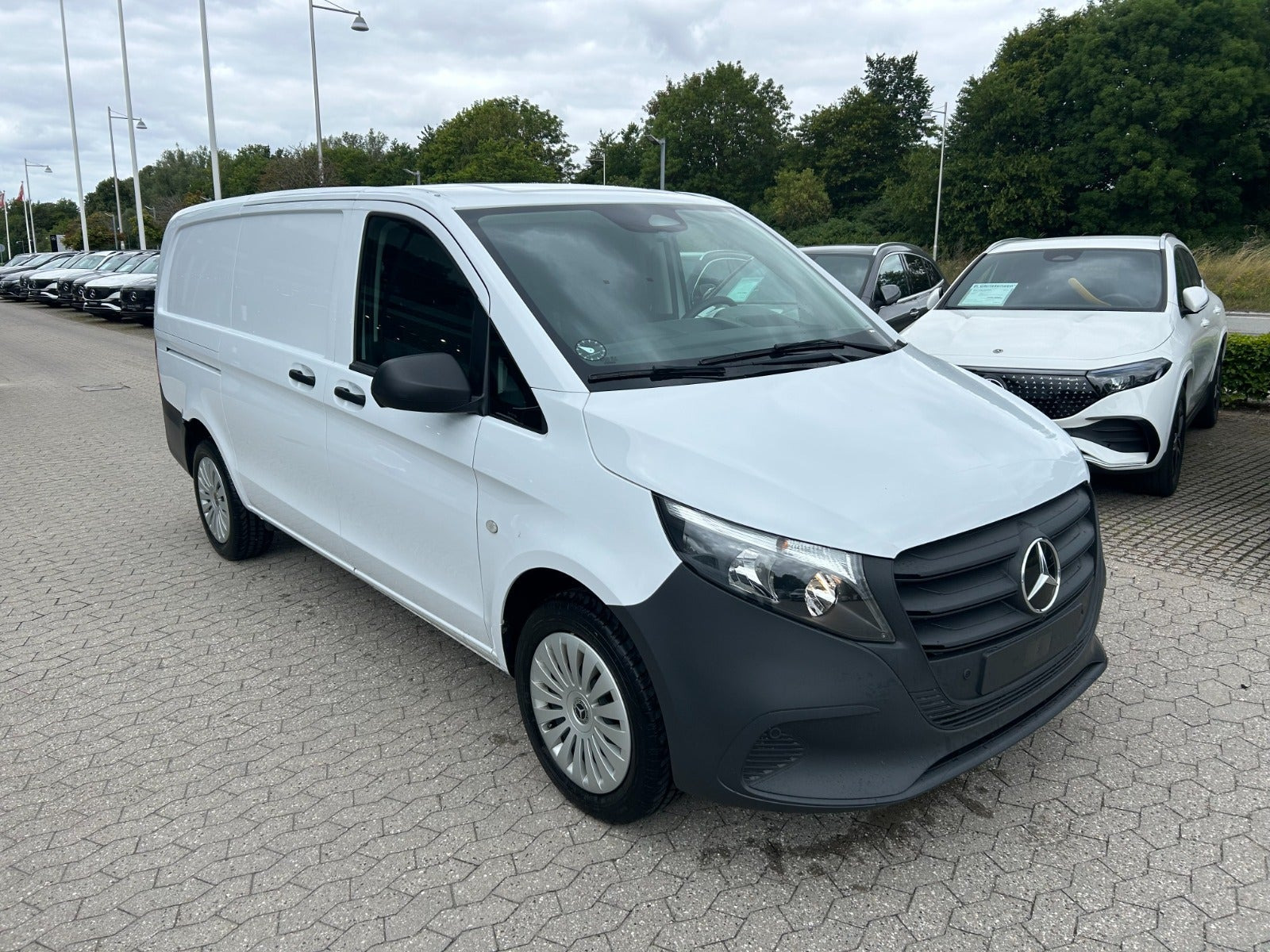 Hvid Mercedes Vito 114 fra 2024