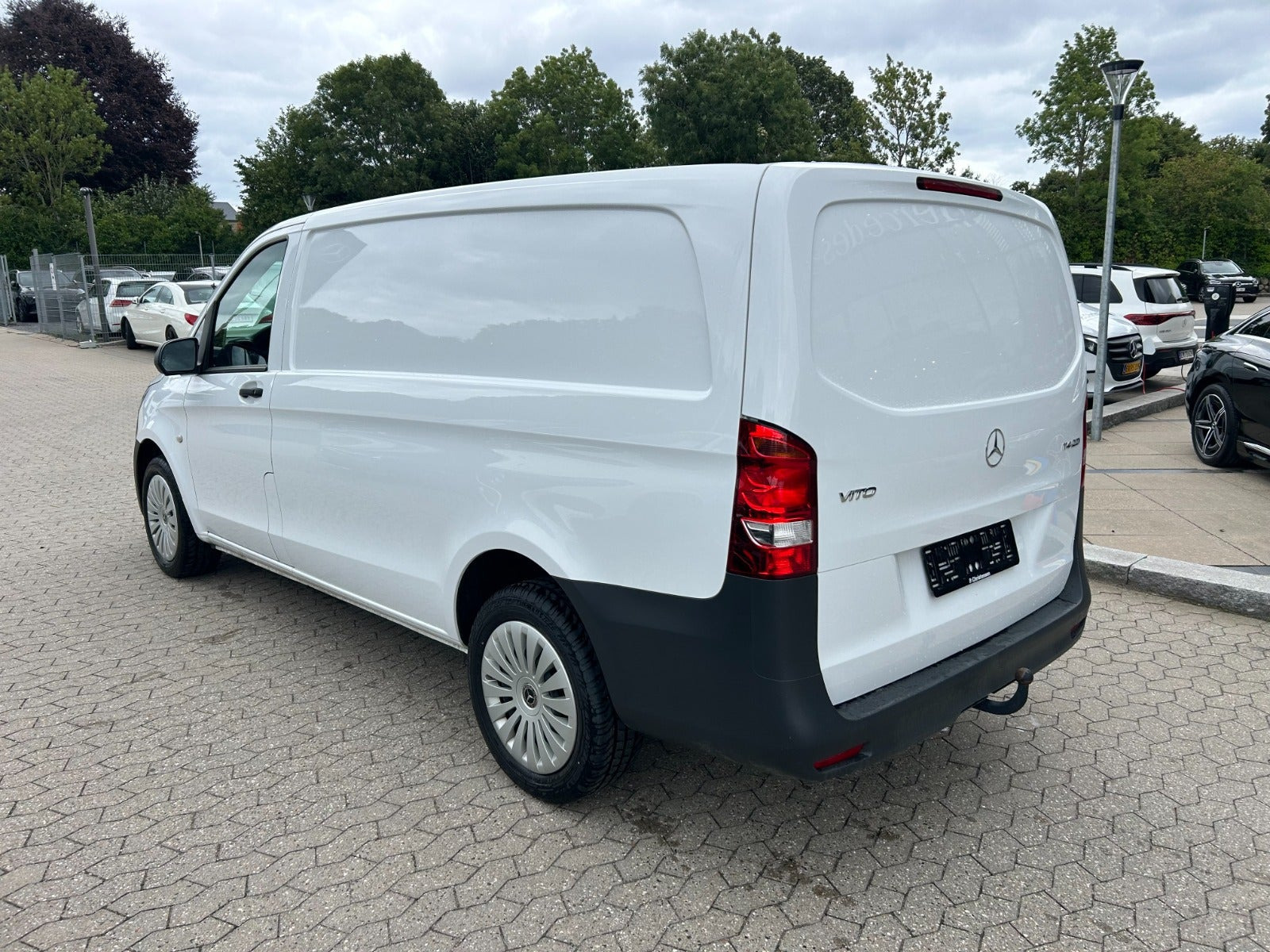 Hvid Mercedes Vito 114 fra 2024