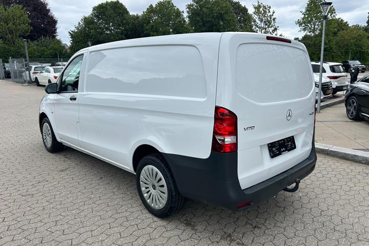 Hvid Mercedes Vito 114 fra 2024
