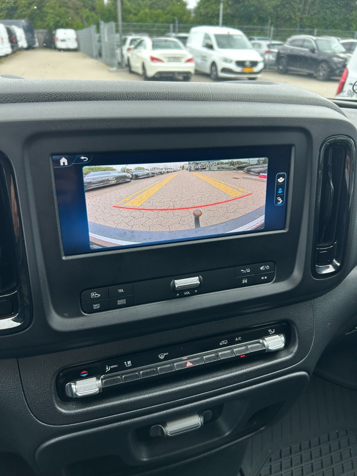 Hvid Mercedes Vito 114 fra 2024