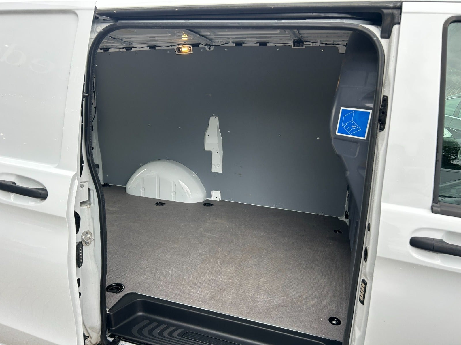 Hvid Mercedes Vito 114 fra 2024