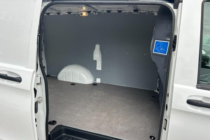 Hvid Mercedes Vito 114 fra 2024
