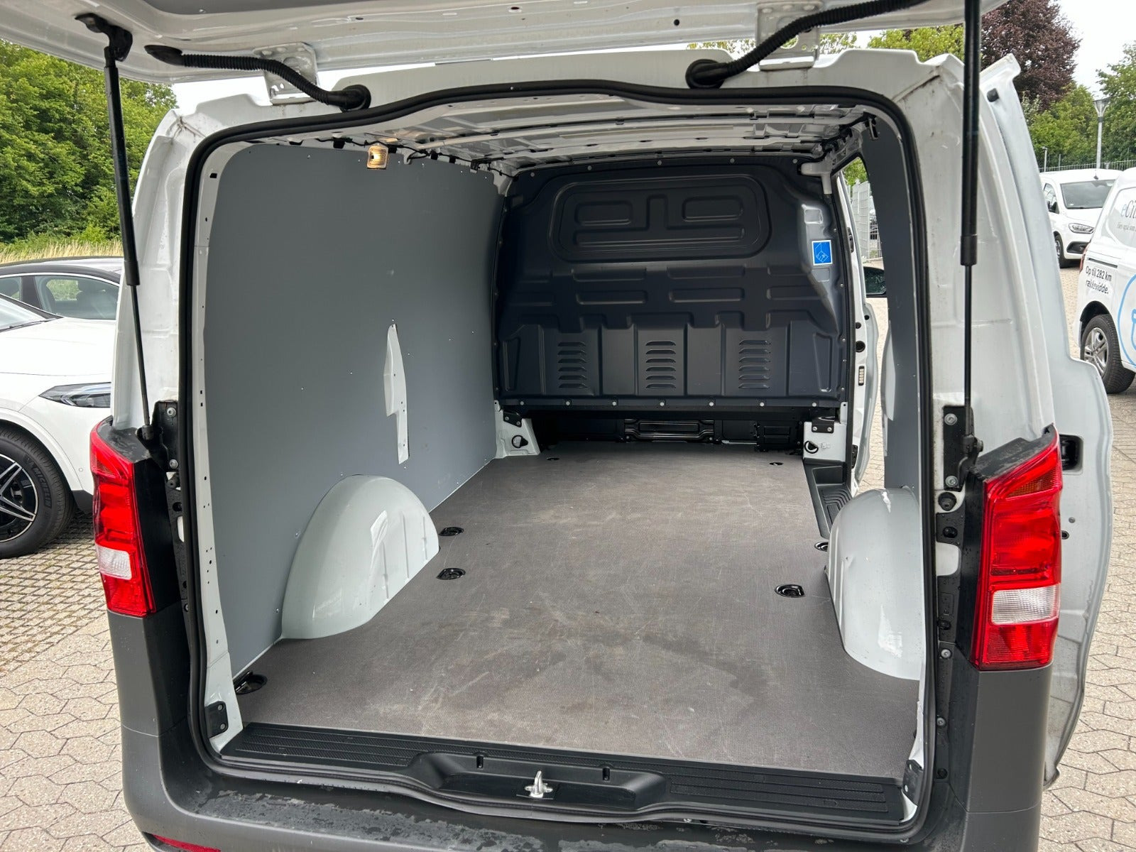 Hvid Mercedes Vito 114 fra 2024