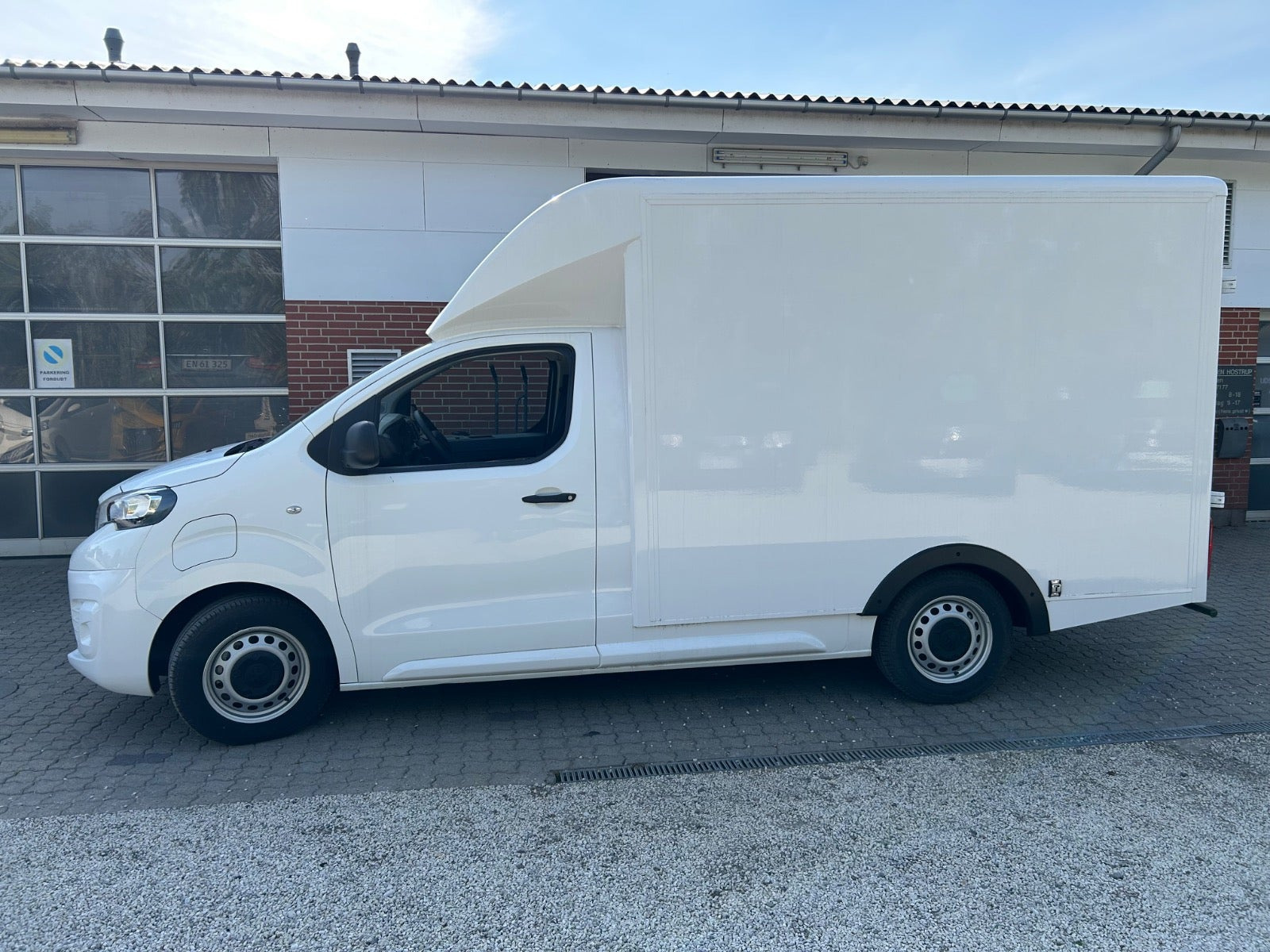 Hvid Peugeot e-Expert fra 2024